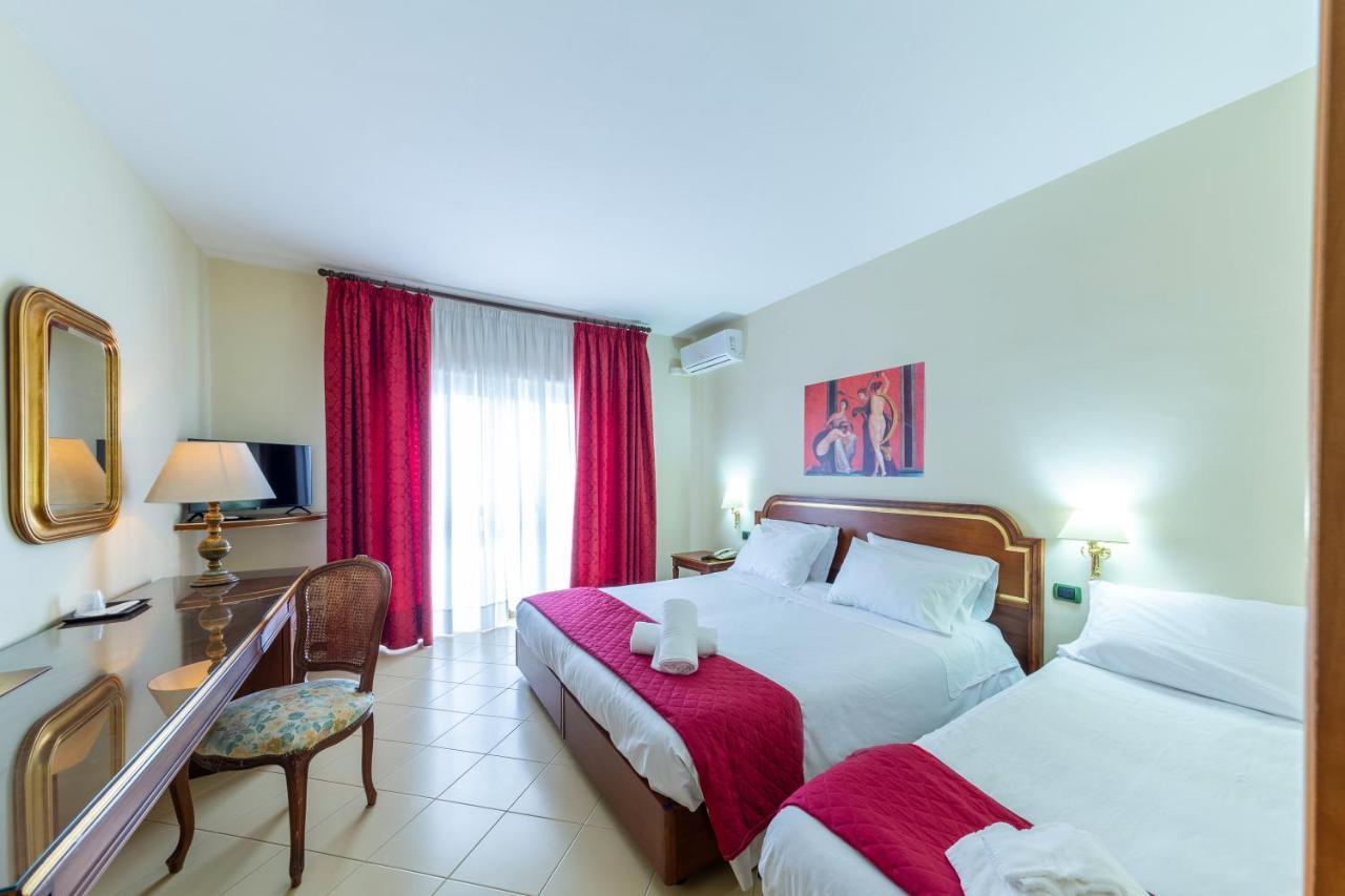 Hotel Sakura Torre del Greco Bagian luar foto